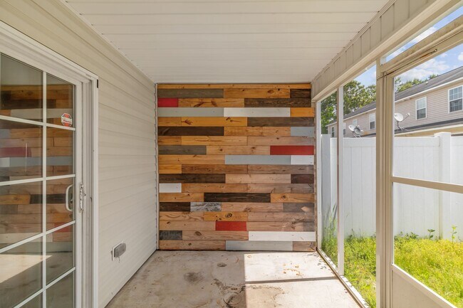 Building Photo - Charming 2-Bedroom 2.5-Bathroom Townhouse with Fenced Yard