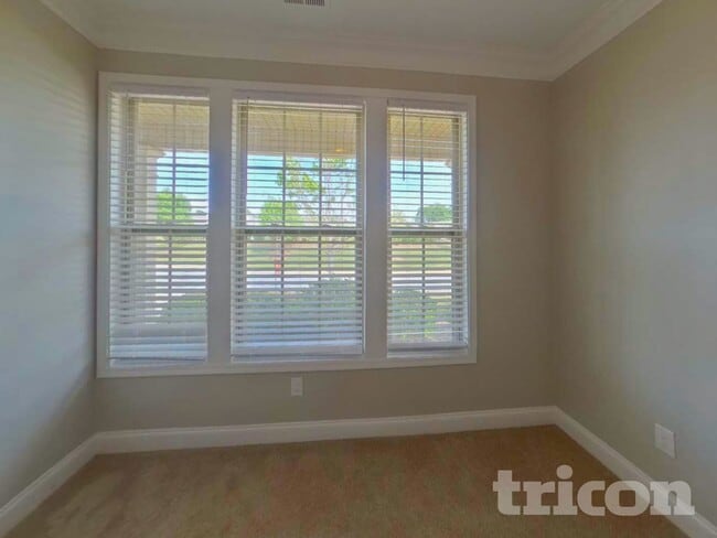 Building Photo - 910 Deepwood Ct