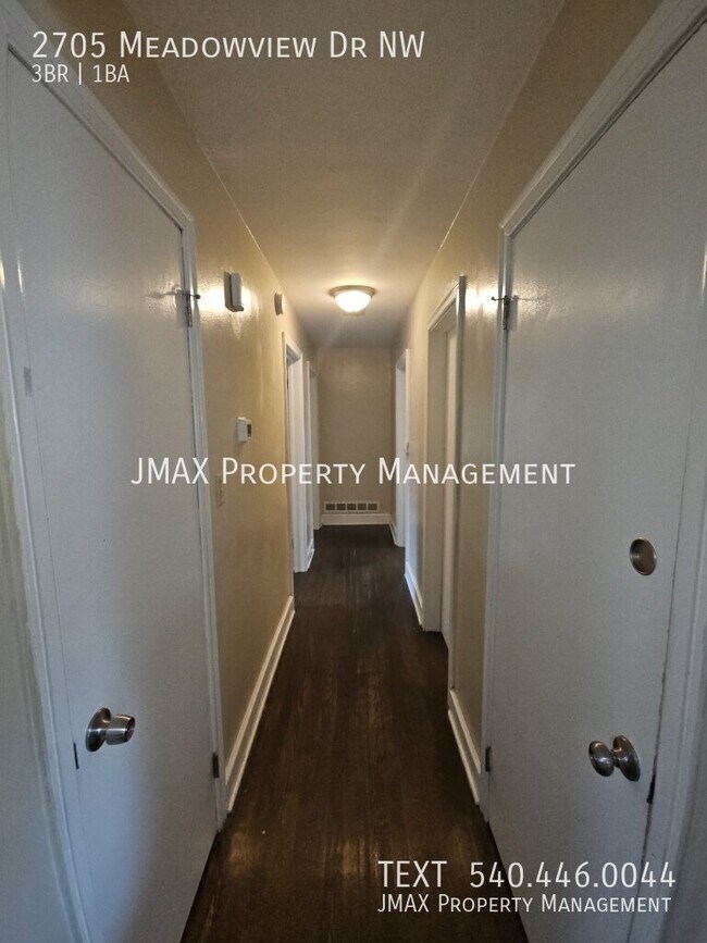Building Photo - 2705 Meadowview Dr NW