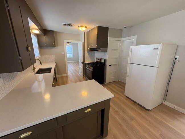 Building Photo - 4620 Bennett Ave