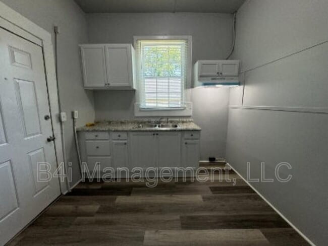 Building Photo - 407 Circus St