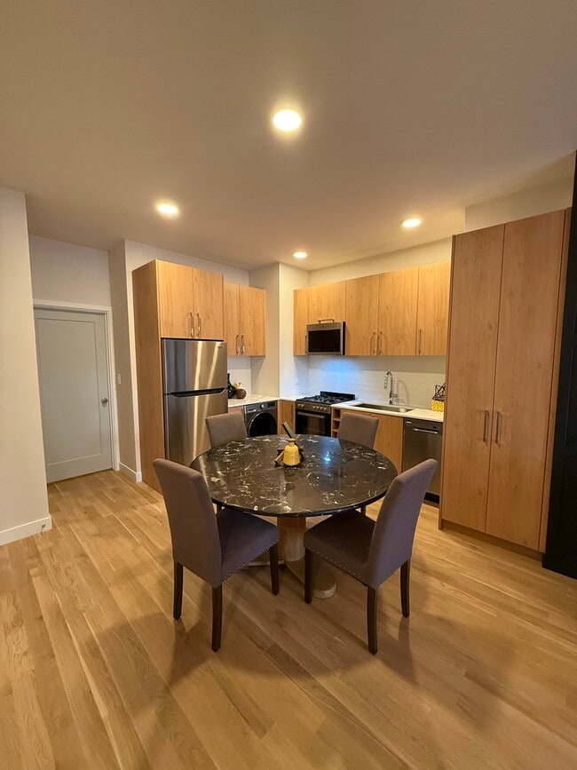 Building Photo - 1015 N California Ave