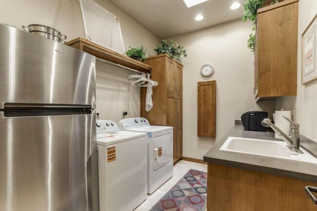 Building Photo - 13415 Pino Ridge Pl NE