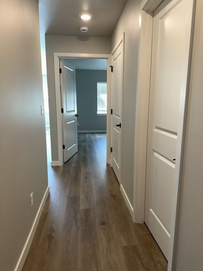 Building Photo - Newer Two Bedroom Apartment!