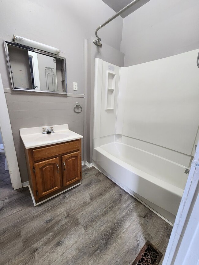 Building Photo - Three Bedroom Single Family Home!