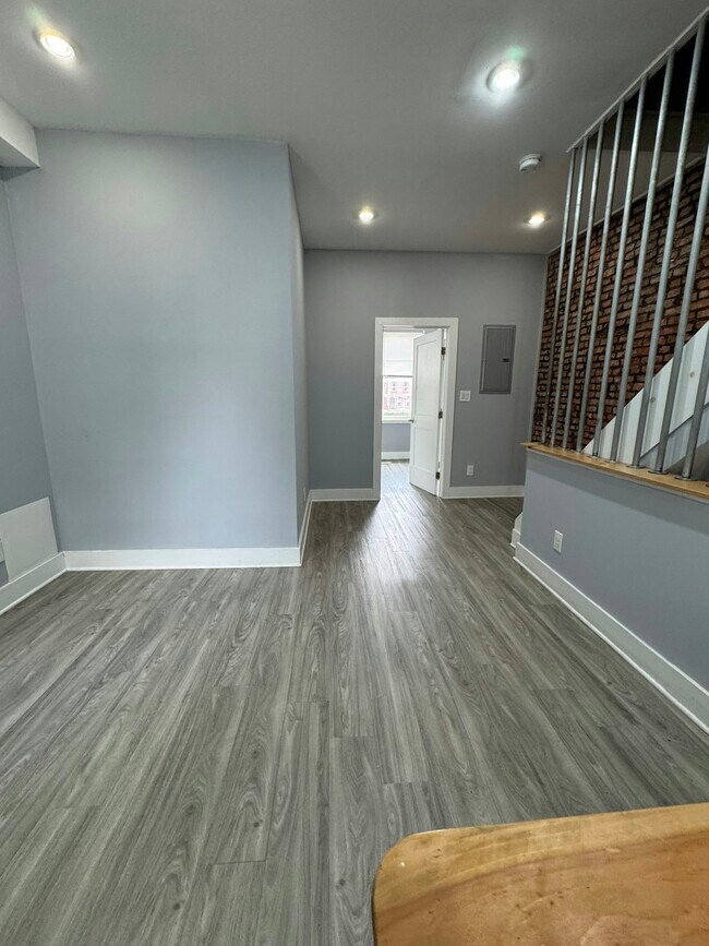 Building Photo - 1522 N Willington, Unit 2