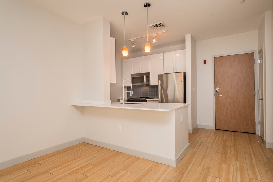 Building Photo - 320 D St