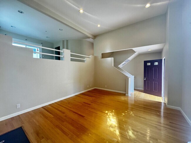 Primary Photo - 109 E Court Ln