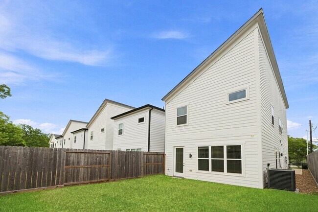 Building Photo - 3542 Amos St