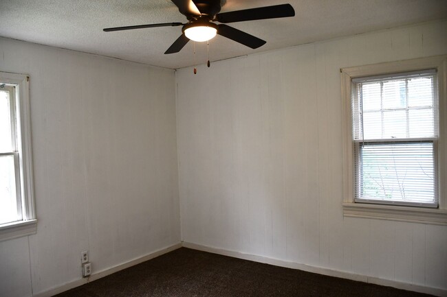 Building Photo - COMING SOON! 2 Bedroom House!!
