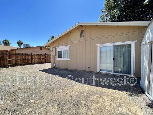 Building Photo - 1435 Bryan Dr