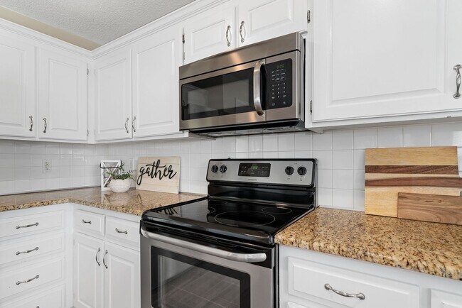 Building Photo - {13862} Spacious townhome in Prime Location + Maintenance Provided Community + Neighborhood Pool ...