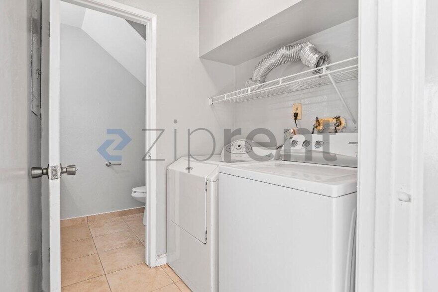 Building Photo - 38605 Royal Ann Common