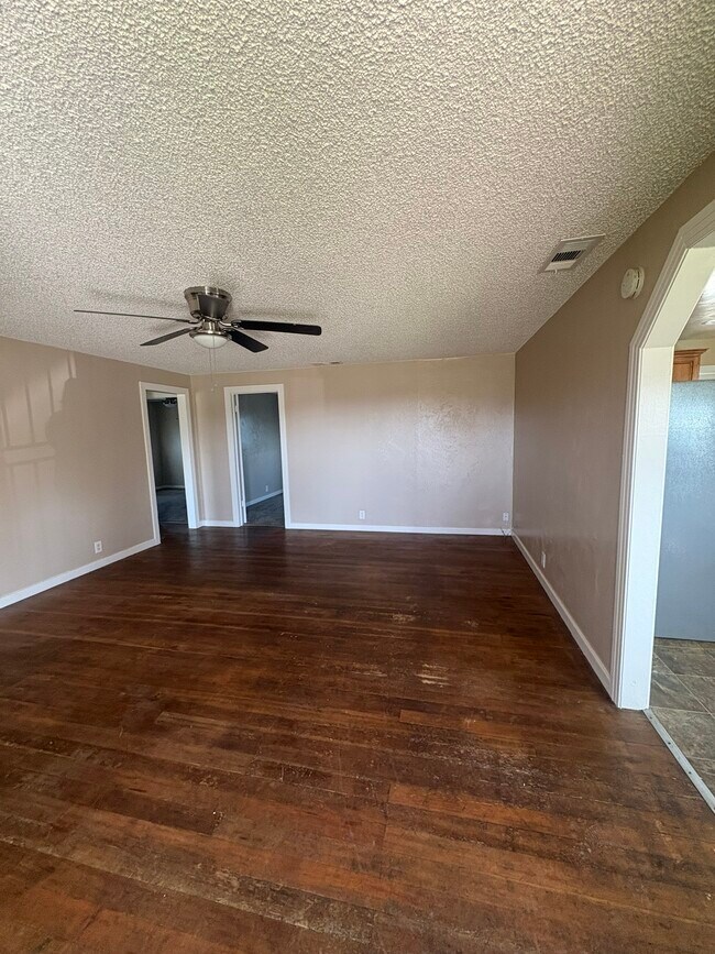 Building Photo - 6832 E Harvey Ave