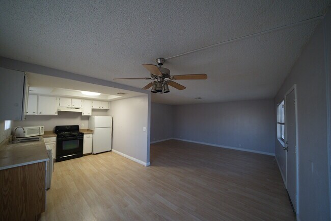 Building Photo - 5282 S Maryland Pkwy