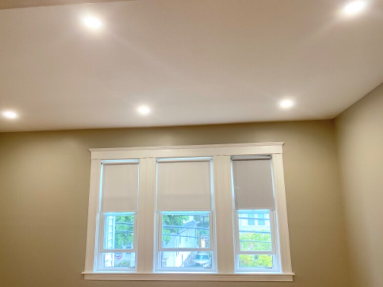 Building Photo - 347 Vermont St