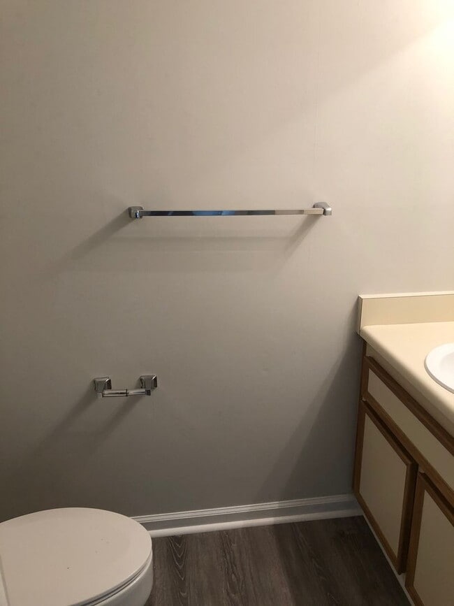 Building Photo - Cute 2 bedroom, 2 bath