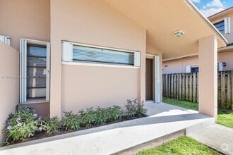 Building Photo - 2733 SW 31st Pl