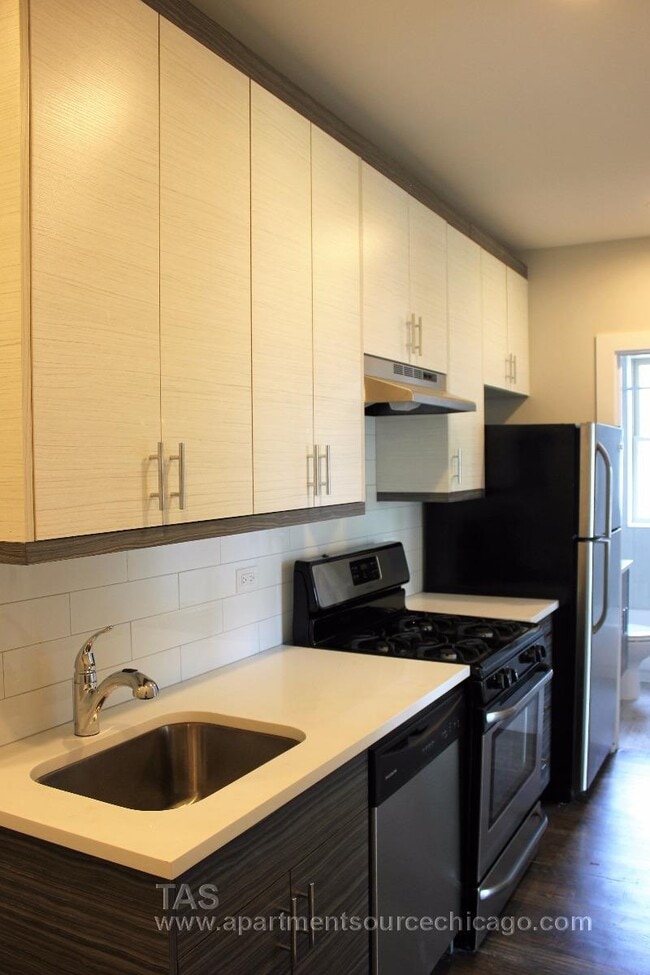 Building Photo - 3917 N Janssen Ave