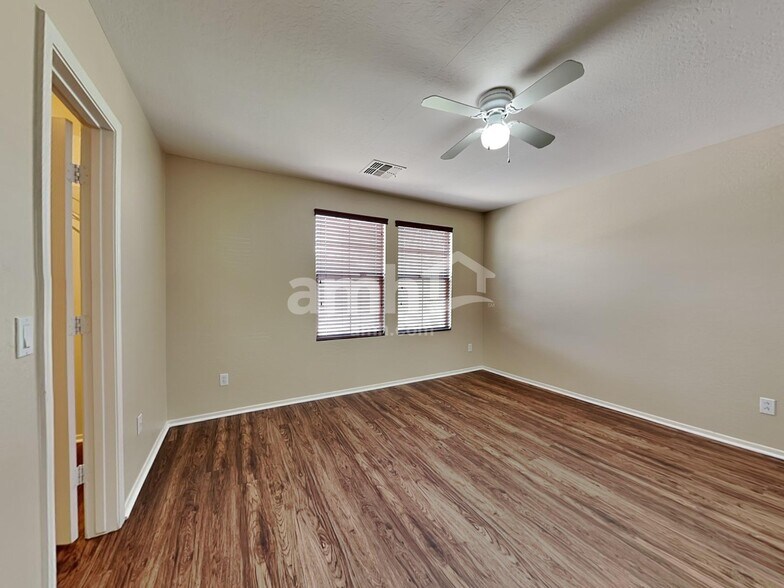 Building Photo - 3219 W Saint Anne Ave