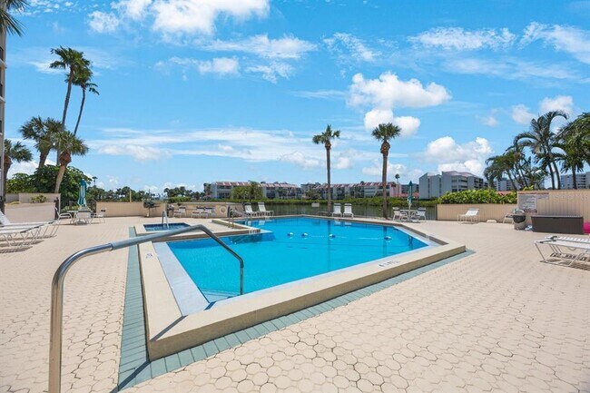 Building Photo - 7400 Sun Island Dr S