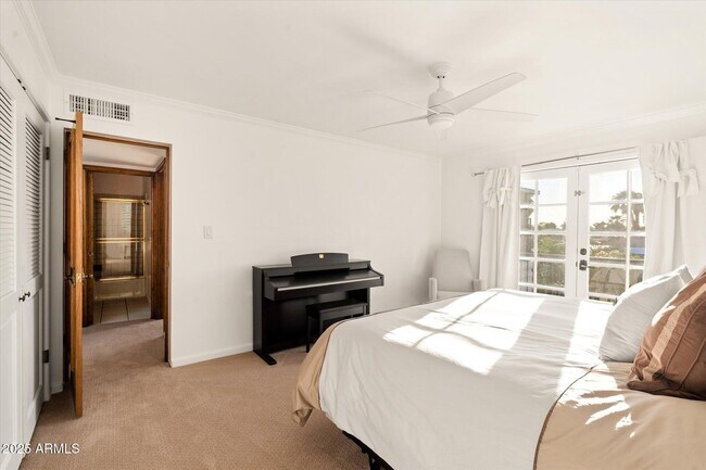 Building Photo - 1025 E Morten Ave