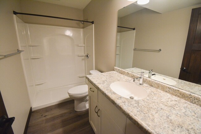 Building Photo - 4 bed 2 bed Home For Rent NOW Near Gibbs a...