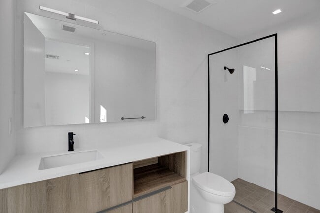 Building Photo - Gorgeous New Townhouse on the Beach