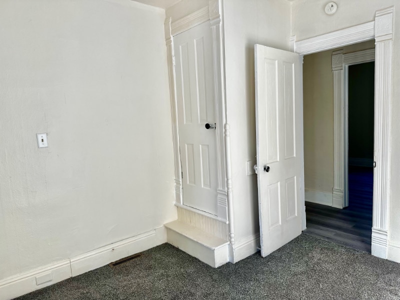 Building Photo - 647 W Lexington Ave