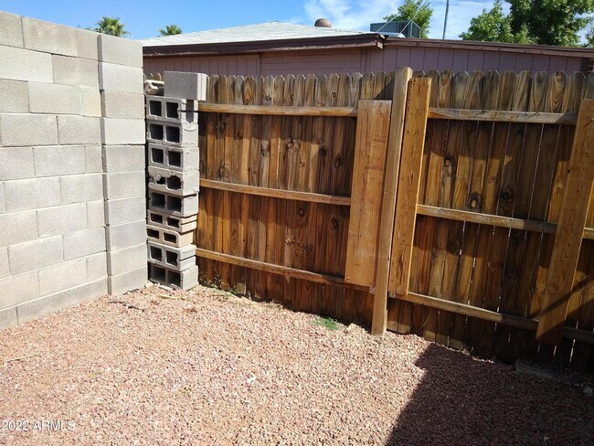 Building Photo - 1627 E Pinchot Ave