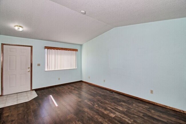 Building Photo - 2 Bed 1 Bath Apartment in Well Maintained Neighborhood!