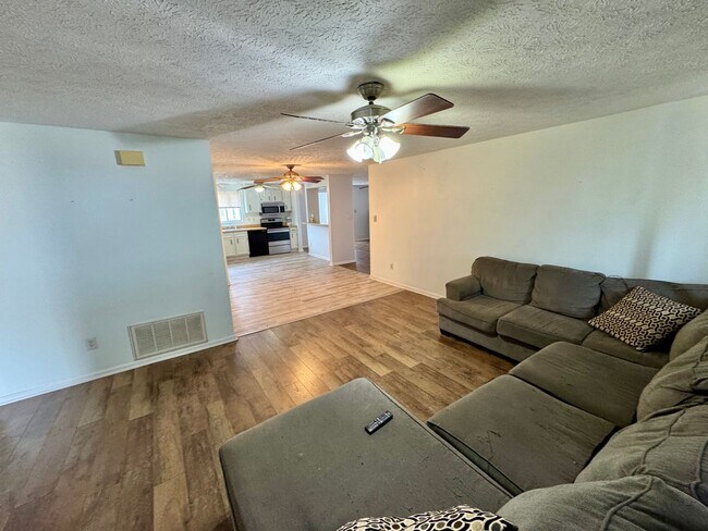 Building Photo - Fantastic Ranch Style Home