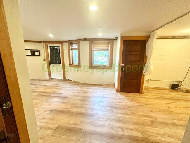 Building Photo - 4727 NE 10th Ave