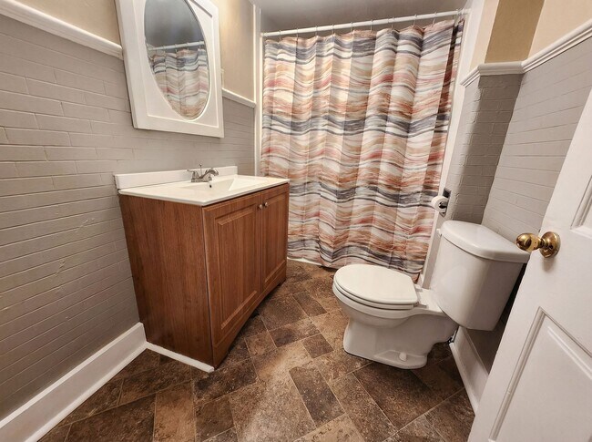 Building Photo - 1221 E Philadelphia St