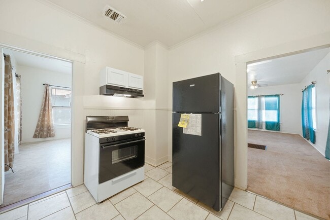 Building Photo - 906 S Gevers St