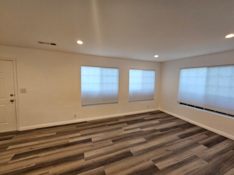 Building Photo - 6501 Vanalden Ave