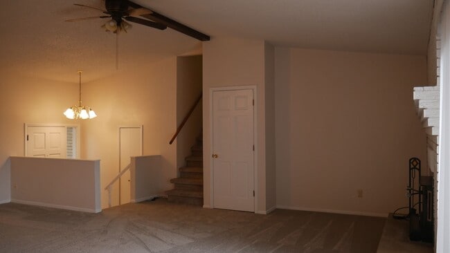 Building Photo - Single Family 3 Bed, 2 Bath w/ Big Backyar...