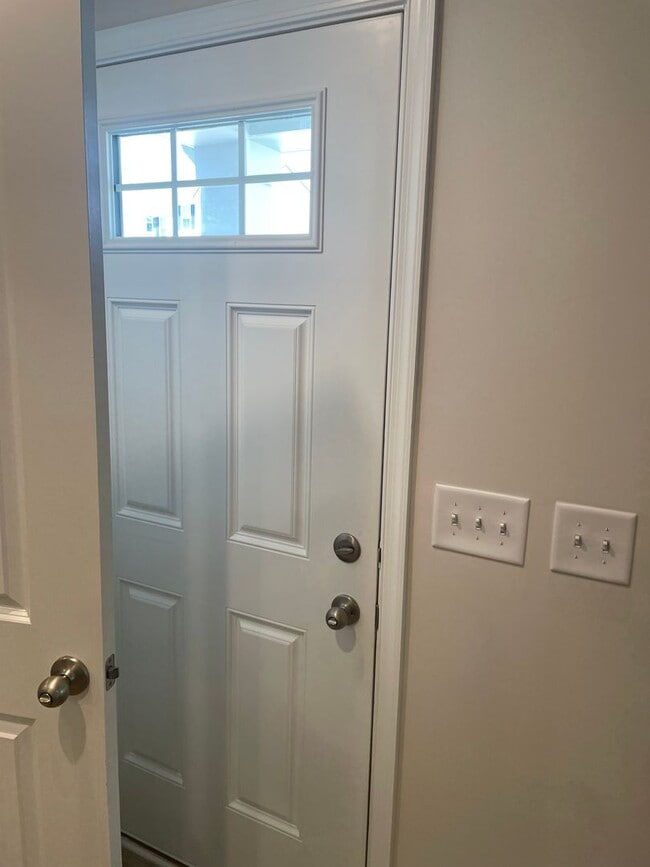 Building Photo - You’ve Got to See This Rental!