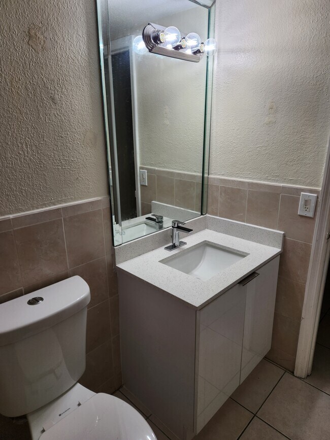 Building Photo - 9950 N Kendall Dr