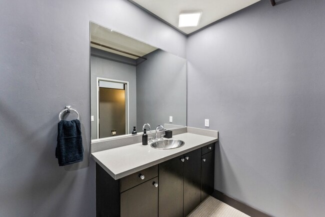 Building Photo - MOVE IN READY  Fully Furnished **Gorgeous ...