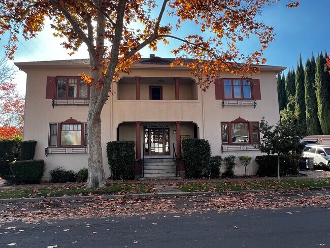 Building Photo - Charming one-bed, one-bath apartment in Mi...