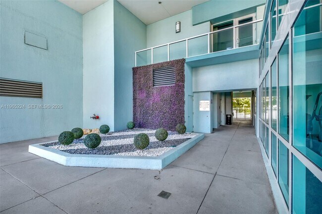 Building Photo - 1900 N Bayshore Dr