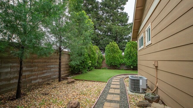 Building Photo - Beautiful 3 bedroom single story home