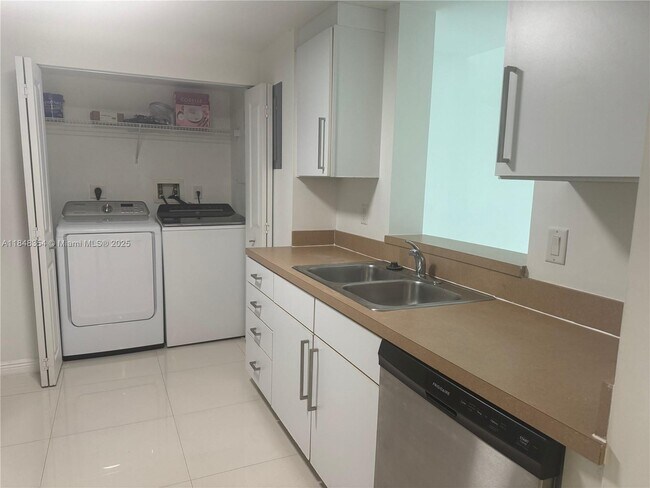 Building Photo - 1155 Brickell Bay Dr