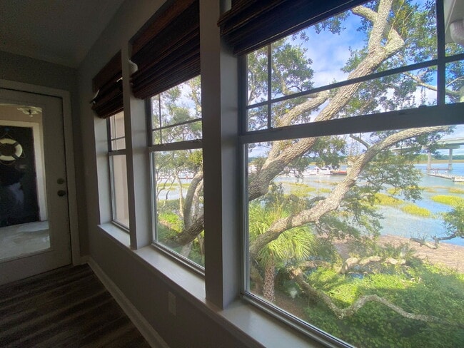 Building Photo - Waterfront Views at Palmetto Bay Marina!