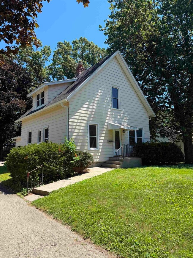 Building Photo - 652 N Oak St