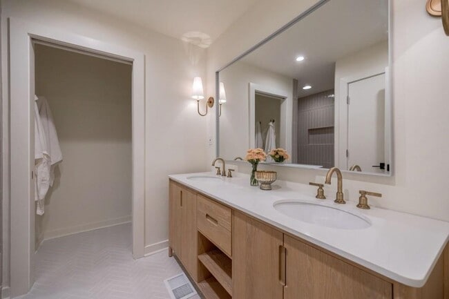 Building Photo - 922 Barton Woods Rd NE