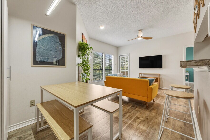 Breakfast area - 3001 Cedar St