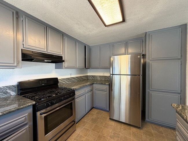 Building Photo - Beautiful 3 Bedroom House Located on Calico Lake