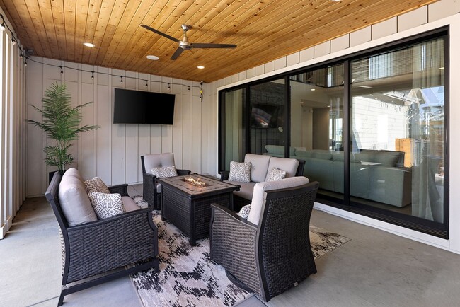 Building Photo - 6 Bedroom 5.5 Bathroom Single Family Home ...